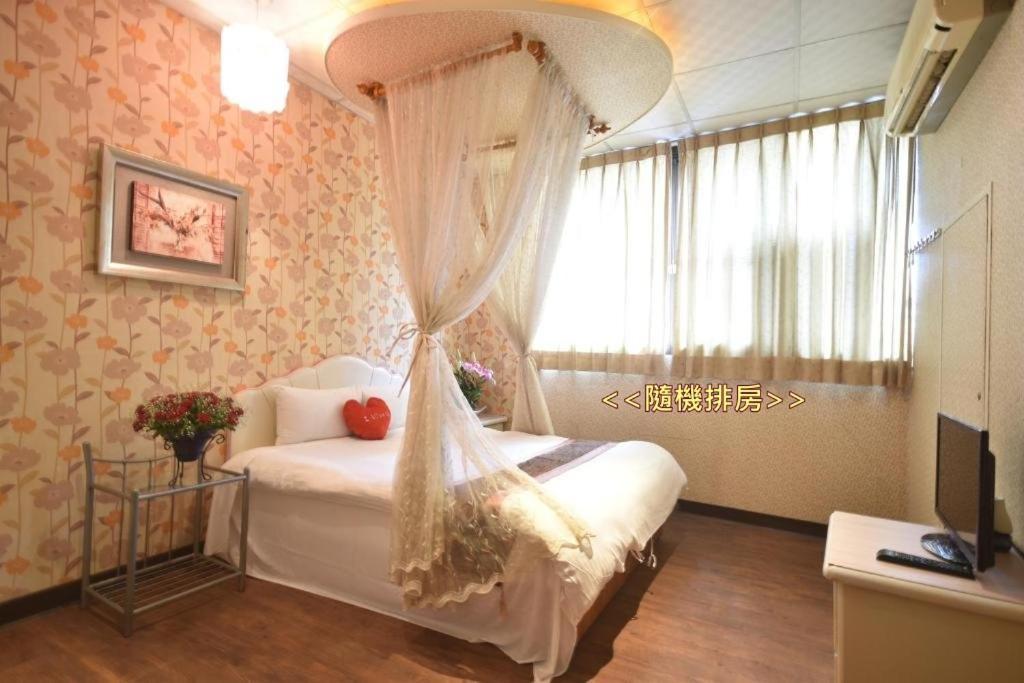 Sun Moon Love Hotel Nantou Bagian luar foto
